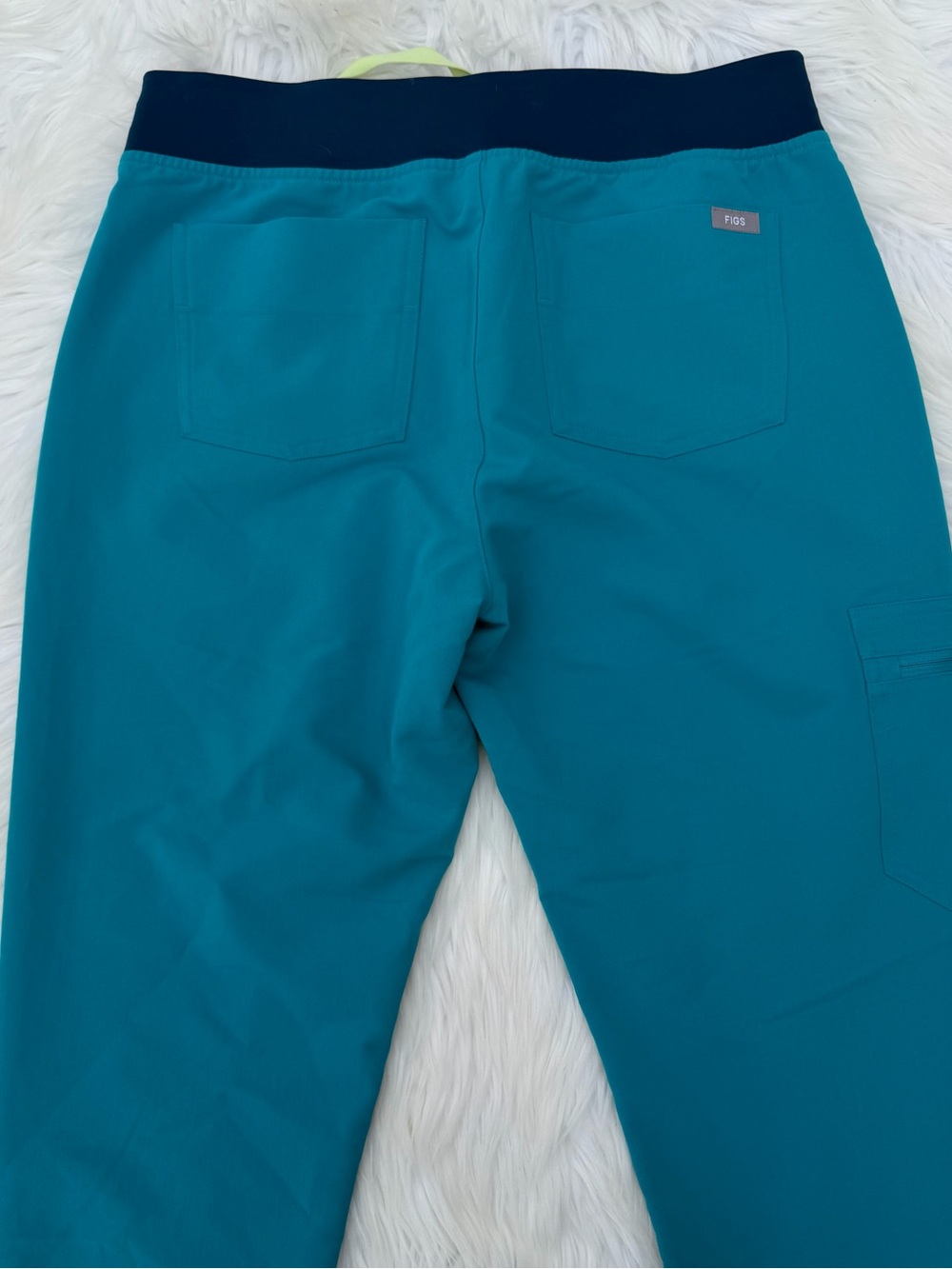 FIGS Catarina Scrub Top & Zamora Jogger Scrub Pant Set - Picture 7 of 12